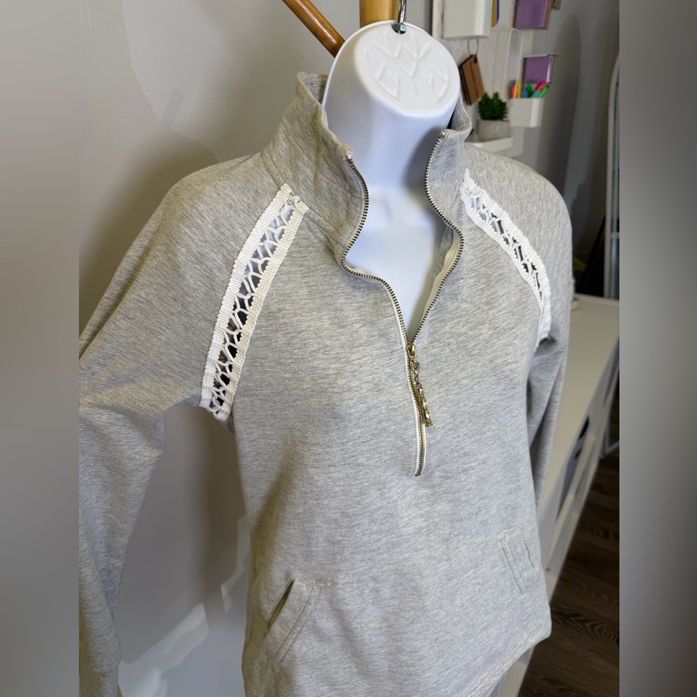 Lilly Pulitzer Gray Skipper Popover Quarter-Zip sweatshirt White Lace Trim Sz XS - Picture 4 of 7
